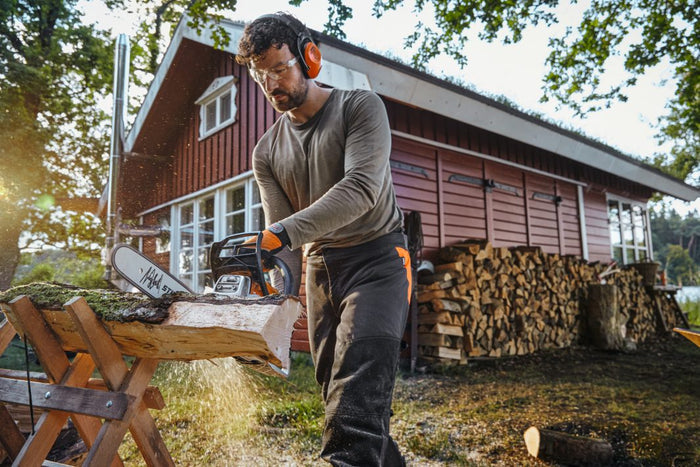 Tronçonneuse thermique STIHL MS 162 en utilisation